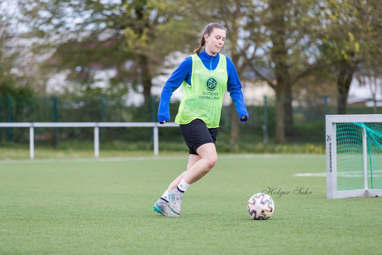 Bild 291 - Co-Trainerin der Frauen Nationalmannschaft Britta Carlson in Wahlstedt